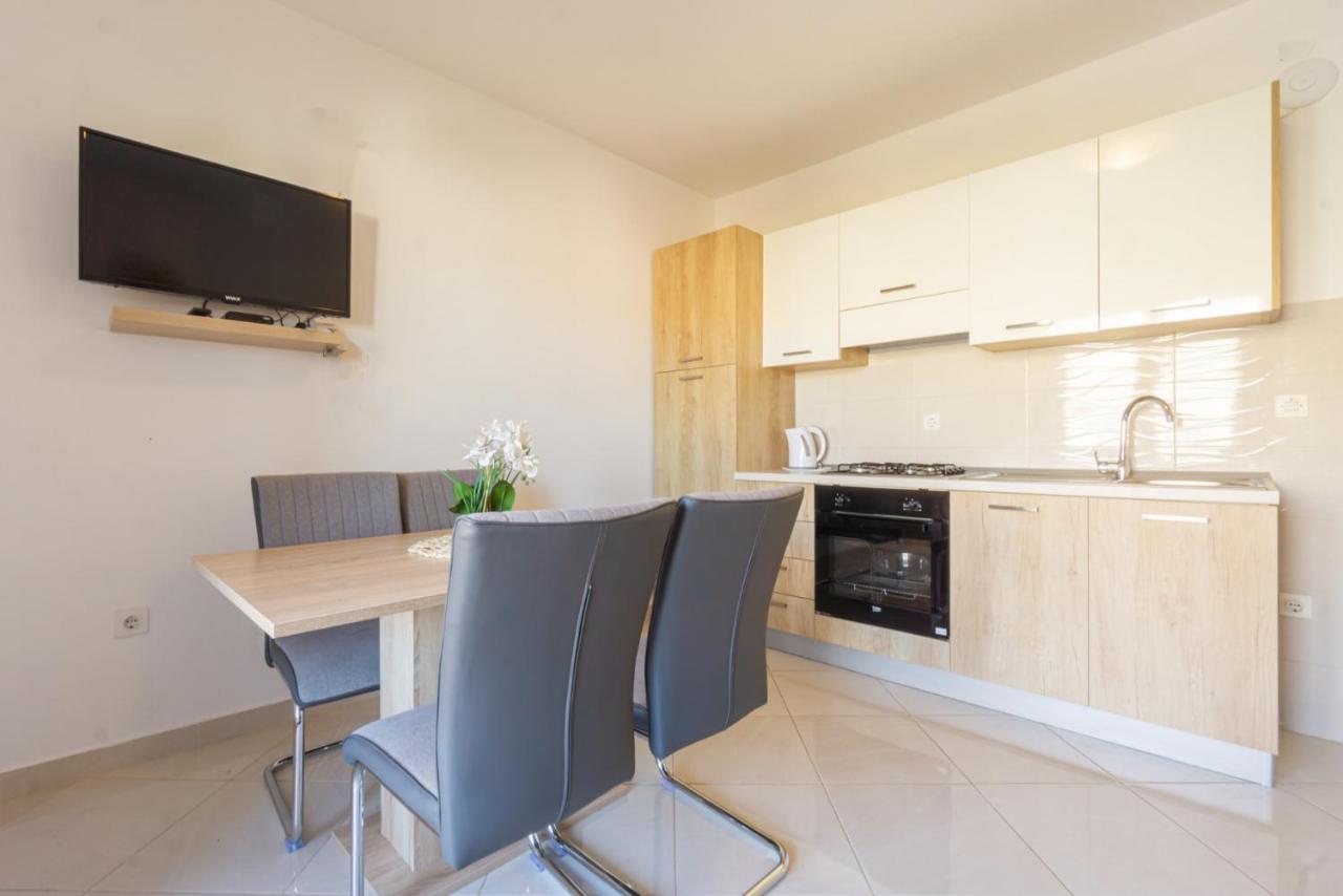Apartment And Room Bacic Метайна Екстериор снимка