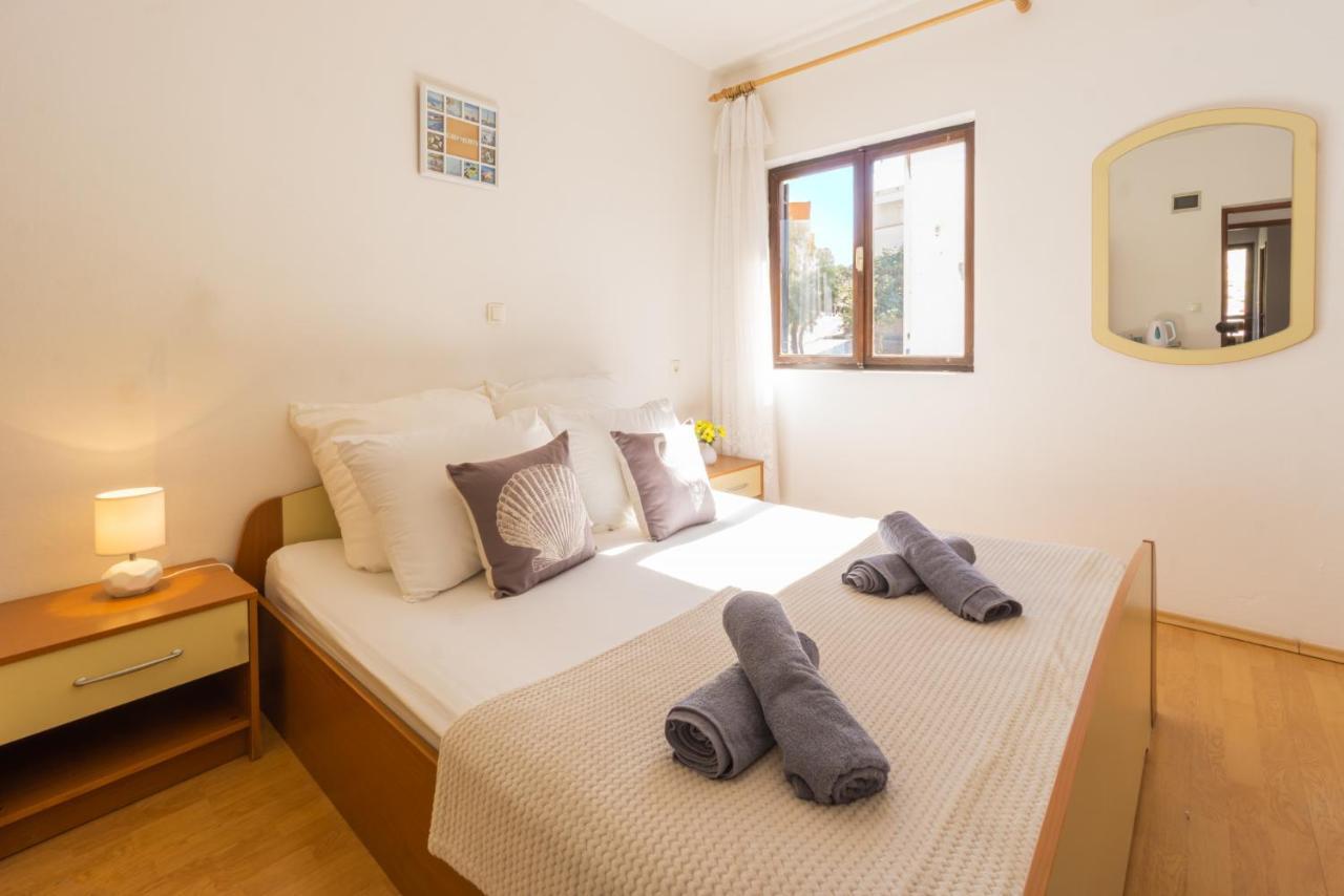 Apartment And Room Bacic Метайна Екстериор снимка