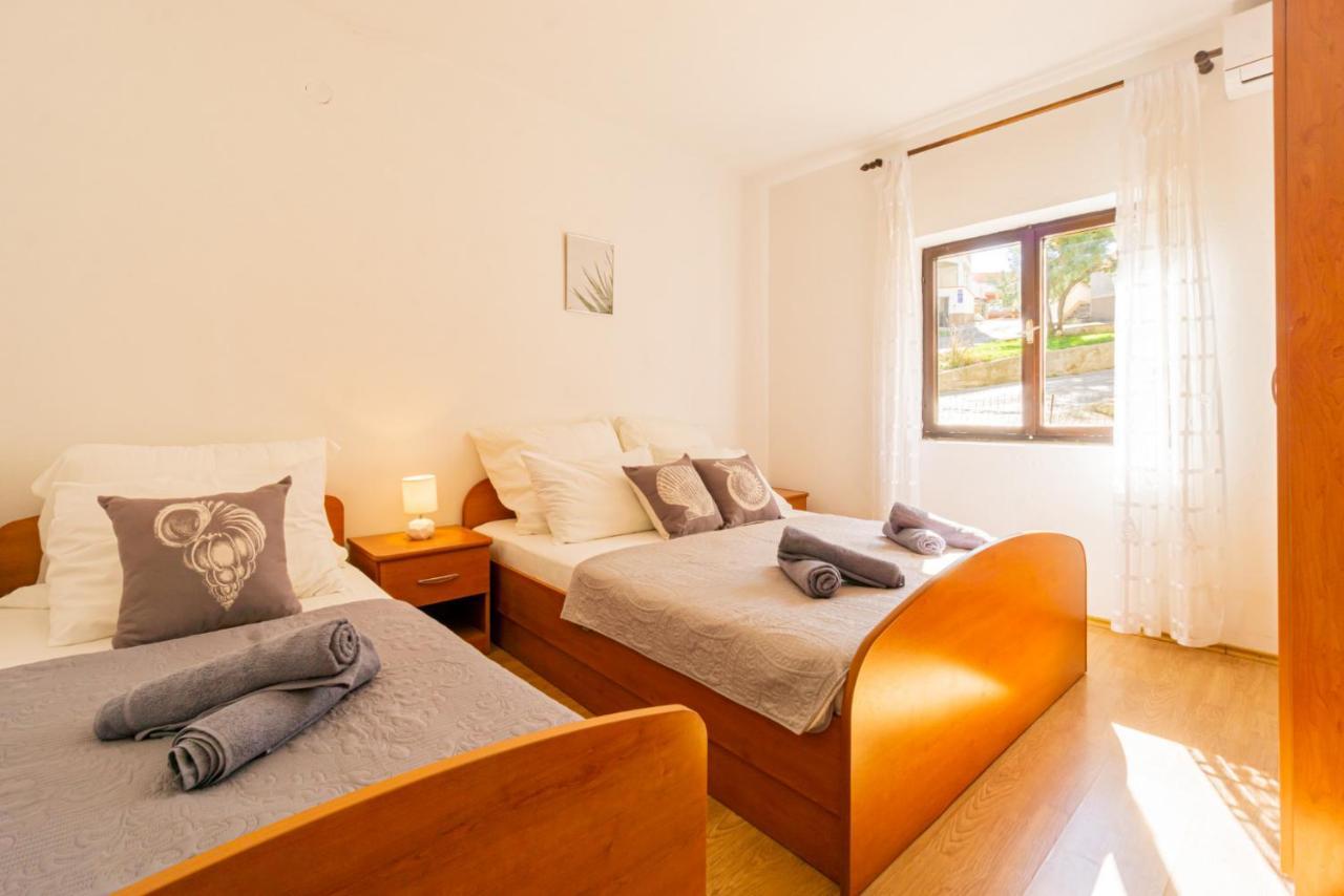 Apartment And Room Bacic Метайна Екстериор снимка