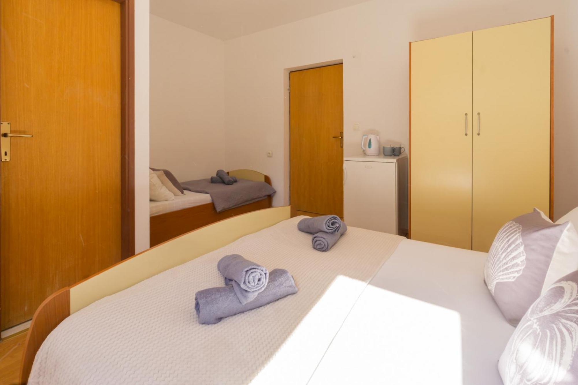 Apartment And Room Bacic Метайна Стая снимка