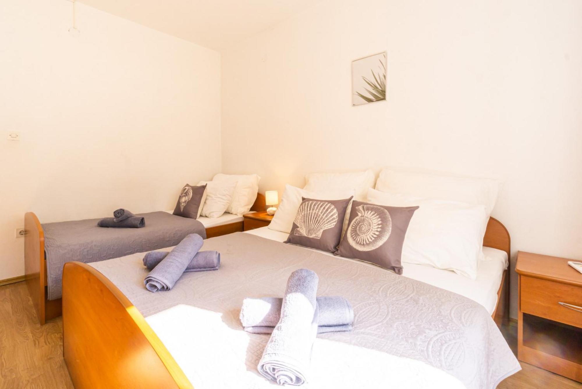 Apartment And Room Bacic Метайна Стая снимка