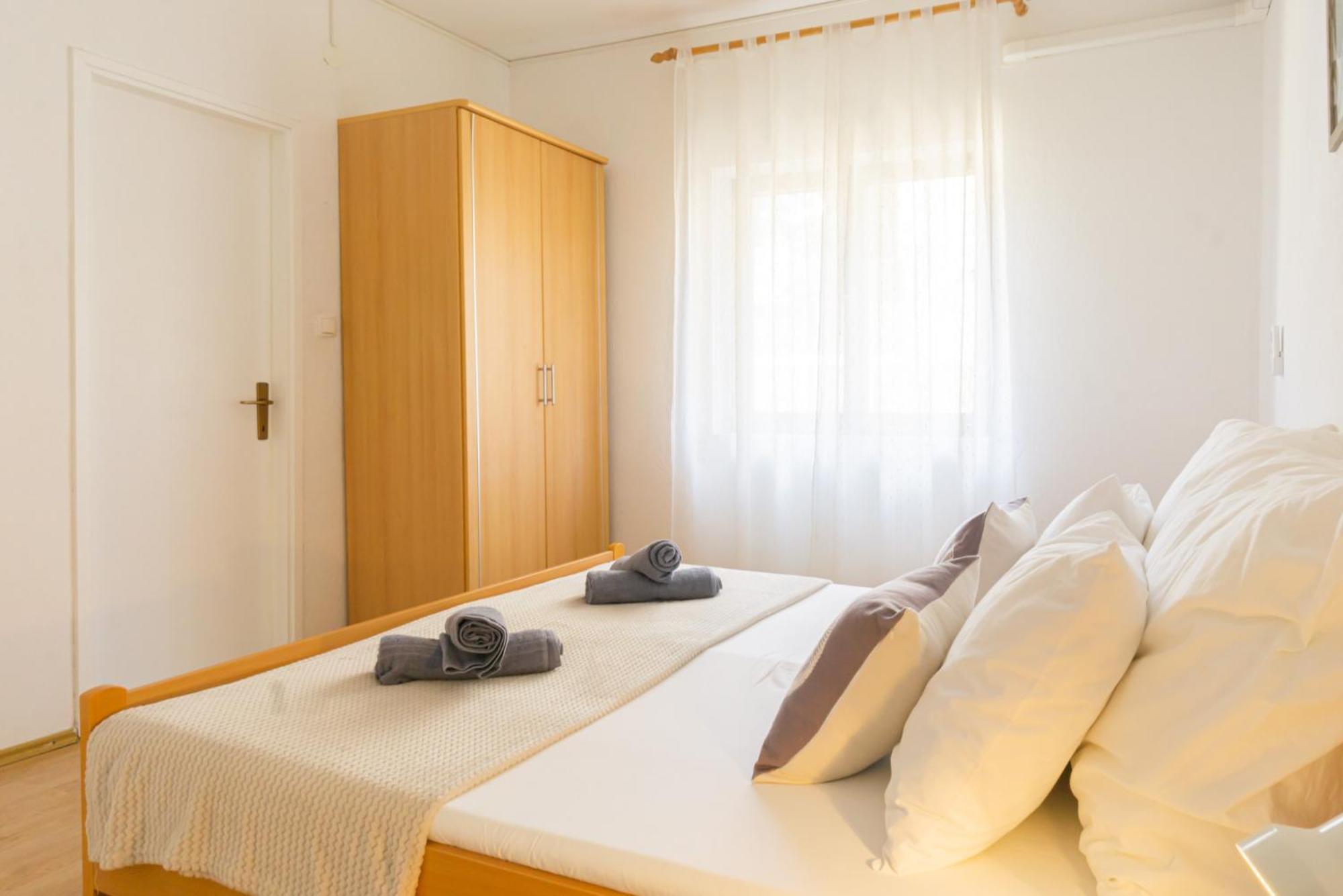 Apartment And Room Bacic Метайна Стая снимка